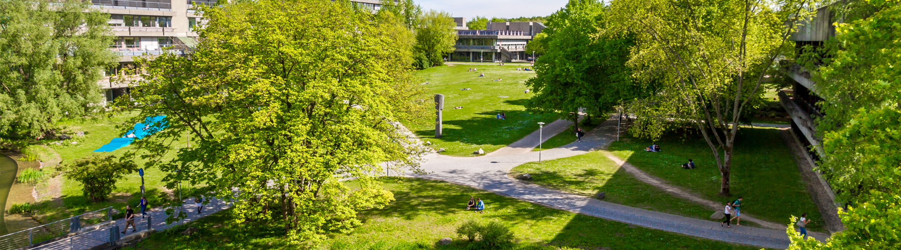 Auf dem Campus der Universität Regensburg studieren